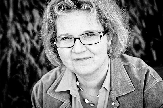 ce-ninasimoneplum-portrait